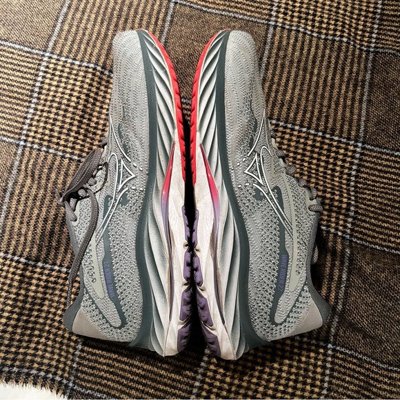 Women’s Mizuno Wave Rider running shoe 10D - Picture 2 of 5